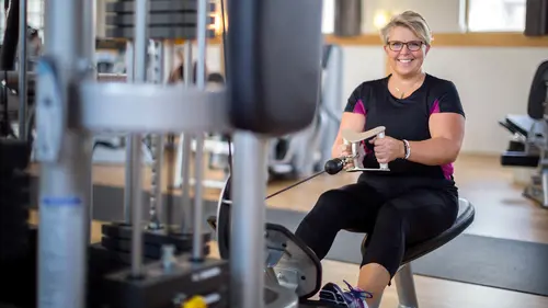 Därför ska du träna hos Actic Linköping - TornetSom en av Sveriges ledande gymkedjor har vi jobbat med träning i över 40 årVi har ett brett erbjudande av inspirerande träning på 110 gym och 50 bad från Luleå i norr till Malmö i söder.Hos oss träffar du vänlig och kunnig personal och gymmar i fräscha lokaler. Du kan träna gruppträning både inomhus och utomhus och självklart är du också välkommen att simma och bada hos oss!110 GYM ÖVER HELA SVERIGE50 BAD I DIREKT ANSLUTNING TILL VÅRA GYMINSPIRERANDE OCH EFFEKTIV GRUPPTRÄNINGONLINEPASS I ACTIC APPENVECKORS DIGITAL TRÄNINGSSTART MED COACHGENERÖSA ÖPPETTIDERSKRÄDDARSY DITT MEDLEMSKAPHitta ditt Actic gym nära digMed över 115 gym runt om i Sverige finns det många möjligheter till träning, ange namnet på det gym eller den stad som du vill träna på nedan så hittar du den information du behöver.Träna i gymmet, testa på gruppträningspass, simma i badet eller kontakta oss så kan vi hjälpa dig att hitta den träning som passar dig!GruppträningDet är roligare att träna tillsammans!För dig som gillar att träna i grupp med en peppande instruktör till inspirerande musik rekommenderar vi gruppträning.Mer än hälften av våra anläggningar erbjuder gruppträning!Boka passDu hittar aktuella scheman för alla gruppträningspass på Mina Sidor eller på ditt gym.Du bokar enkelt dina gruppträningspass i vår Actic app eller på Mina Sidor.Bokningsreglerna hittar du här.Träna på gym och få upp din styrka!Varför ska du träna styrketräning? Nedan får du några exempel på vilka fördelar du får genom att träna styrka på gym med oss:&nbsp;En starkare kropp avlastar kroppens leder.Skelettets hållfasthet förbättras och bentätheten ökar, något som motverkar risken att drabbas av benskörhet.Ämnesomsättningen ökar, vilket är bra om du vill gå ner eller hålla din vikt.Muskulära obalanser tränas bort och ger en bättre hållning.Du kommer att få en bättre hållning vid stärkande av core.Du kommer lättare kunna lyfta dina barn eller barnbarn, bära hem kassarna från mataffären&nbsp; och förhoppningsvis även känna dig starkare!Träna styrka med säker och effektiv träningHos oss på Actic hittar du alltid instruktörer ute i lokalen som ger råd och tips kring hur du kan träna styrketräning på gym.Vi visar hur övningar kan genomföras för att undvika skador och berättar hur du kan undvika vanliga fel i din träning – allt för att du ska få ut maximalt av din träning, nå dina mål och bygga muskler.Lycka till med din styrketräning!30 minuter räcker!På Actic tränar vi enligt träningsmetoden HIT (högintensitetsträning), vilket innebär att du på endast 30 minuter ger din kropp tillräcklig träning för att utvecklas.Genom att träna på gym och köra ett set med 8-12 repetitioner i varje maskin med mycket kort vila mellan maskinerna hinner du träna hela kroppen på endast 30 minuter.Vår rekommendation är 2-3 träningspass på gymmet i veckan.Då hinner du både stimulera muskeltillväxten och få tid till återhämtning mellan passen.